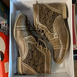 Short ankle brown boots with crochet details